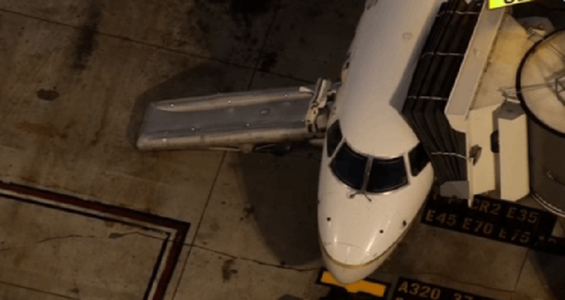 Un pasager sare dintr-un avion care se pregătea să decoleze, în timp de rula, pe aeroportul din Los Angeles