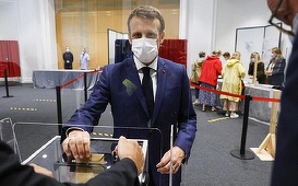 Macron votează la Touquet în al doilea tur al alegerilor regionale şi locale, marcate de o prezenţă scăzută la urne