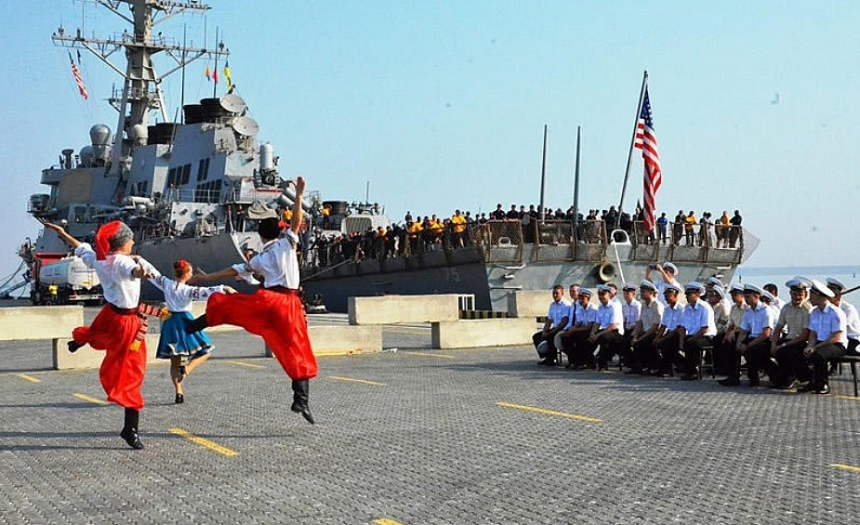 Ucraina şi 30 de ţări, inclusiv SUA şi alte state membre NATO, lansează exerciţiile militare comune Sea Breeze 2021 la Marea Neagră; aproximativ 5.000 de militari şi 30 de nave, inclusiv distrugătorul USS Ross participă la manevre navale