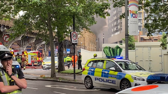 Incendiu şi o explozie în apropierea staţiei de tren şi de metrou Elephant Castle din Londra; staţiile evacuate; incidentul nu este de natură teroristă, anunţă poliţia