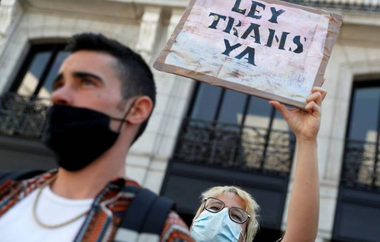 Guvernul spaniol adoptă un controversat proiect de lege privind schimbarea genului de la vârsta de 14 ani; activişti transsexuali consideră că textul nu merge suficient de departe, feministe îl resping în apărarea drepturilor femeilor