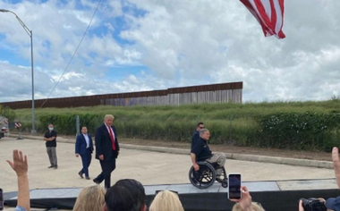 Trump atacă politica imigraţiei a lui Biden, într-o vizită în Texas, la zidul de la frontiera cu Mexicul; ”Biden ne distruge ţara şi totul a început cu nişte alegeri false”; democraţii cataloghează vizita drept ”un spectacol de clovn”