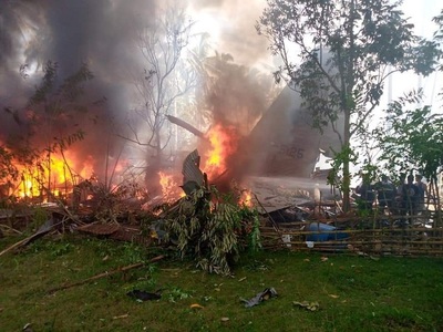 Un avion militar filipinez cu 85 de persoane la bord s-a prăbuşit 