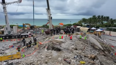 Structura rămasă a clădirii din Miami care s-a prăbuşit parţial pe 24 iunie, demolată pentru a facilita căutările