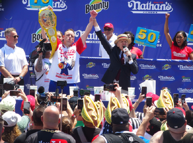 Un american, Joey Chesnut, mănâncă 76 de hotdogi în zece minute şi-şi bate propriul record, la concursul internaţional Nathan's al mâncătorilor de hotdogi organizat la New York, de Ziua Independenţei