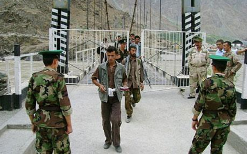 Armata afgană în derută în faţa unei avansări a talibanilor, în paralel cu retragerea trupelor străine din Afganistan; peste 1.000 de militari afgani fug în Tadjikistan