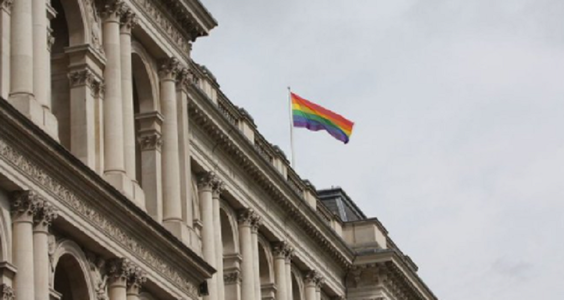 Diplomaţia britanică cere scuze pentru că a interzis recrutarea unor persoane de orientare homosexuală până în 1991