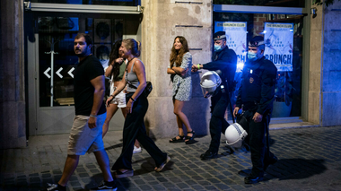 Catalonia reînchide discotecile şi alte locuri de distracţie nocturne în spaţii închise şi cere test PCR negativ sau dovada vaccinării la evenimente în aer liber de peste 500 de persoane, în urma unei creşteri ”exponenţiale” a cazurilor de covid-19