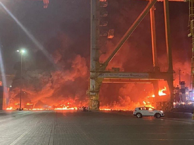 Un incendiu controlat, în urma unei explozii la bordul unui portcontainer, în principalul port din Dubai, Jebel Ali 