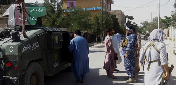 Forţe afgane recucersc oraşul Qala-i-Naw, capitala provinciei Badghis; sute de militari suplimentari, desfăşuraţi în regiune, anunţă Guvernul