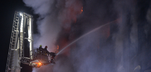 Cel puţin 43 de morţi, 30 de răniţi şi zeci de persoane date dispărute într-un incendiu în Bangladesh la fabrica Hashem Food and Beverage din Rupganj, în apropiere de capitală; muncitori au sărit pe geam de la etaj pentru a-şi salva viaţa