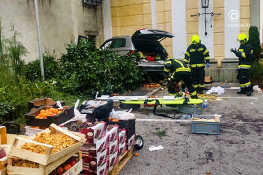 Austria: 13 persoane rănite după ce o maşină a intrat în mulţime într-o piaţă din St. Florian. Şoferul are 87 de ani