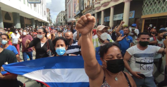 Mii de cubanezi îşi exprimă furia în stradă din cauza crizei economice, în proteste antiguvernamentale, Guvernul îndeamnă revoluţionarii să contramanifesteze