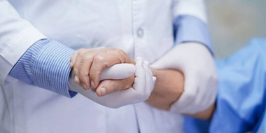 Riscul de deces din cauza covid-19, mai mare la pacienţi bolnavi de cancer, arată un studiu franţuzesc