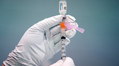 Agenţia americană a medicamentului avertizează cu privire la un risc mare de dezvoltare a sindromului Guillain-Barré, o maladie neurologică rară, în urma vaccinării cu vaccinul anticovid Johnson & Johnson; 100 de cazuri şi un mort din această cauză