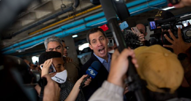 Juan Guaido, ameninţat cu arestarea, la domiciliu, de către bărbaţi înarmaţi