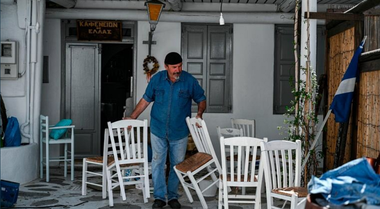Grecia cere clienţilor restaurantelor şi barurilor să prezinte un certificat de vaccinare sau un test negativ covid-19 pentru acces în interiorul acestora; întreprinderile publice sau private, autorizate să-şi întrebe salariaţii dacă au fost vaccinaţi
