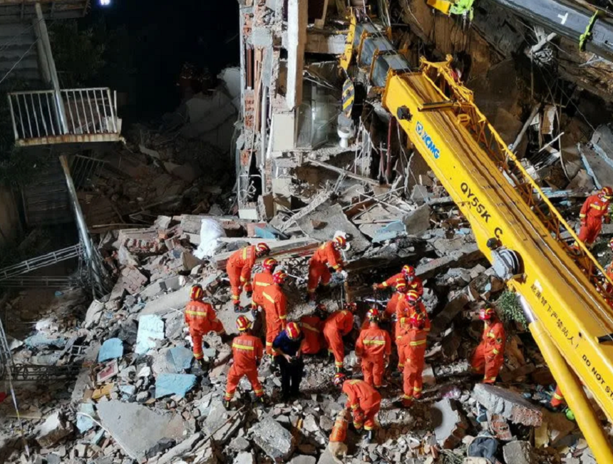 Şaptesprezece morţi în estul Chinei, în urma surpării parţiale a unui hotel la Suzhou; şase persoane scoase în viaţă dintre dărâmături