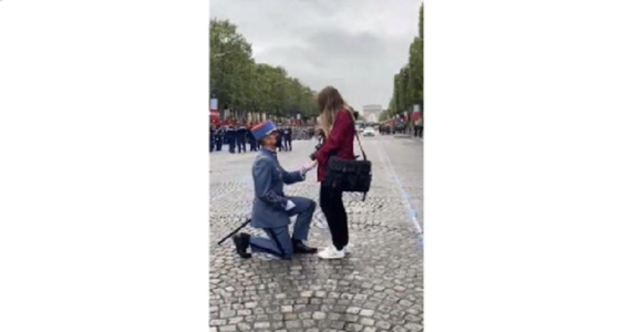 Un militar francez îşi cere logodnica în căsătorie, ”cu panaş”, pe Champs-Elysées, la doi paşi de Arcul de Triumf, înainte să defileze de Ziua Naţională a Franţei