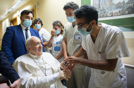 Papa Francisc, externat de la Spitalul Universitar Gemelli din Roma, în urma unei operaţii de extirpare a unei părţi a colonului