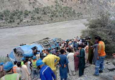 Cel puţin 13 morţi, inclusiv nouă chinezi, şi alţi 28 de chinezi răniţi în nord-vestul Pakistanului, în explozia unui autobuz; China denunţă un ”atentat”