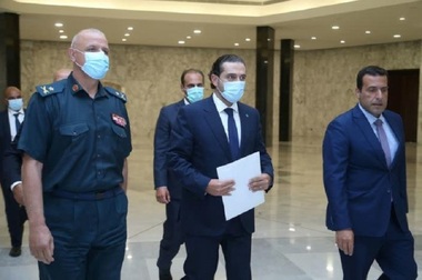 Saad Hariri îi prezintă preşedintelui libanez Michel Aoun lista membrilor unui Guvern