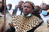 Tânărul rege zulu Misuzulu Zulu îndeamnă ”la pace” în Africa de Sud, unde jafuri şi incendii se multiplică de o săptămână; aceste violenţe ”ne-au adus tuturor o mare ruşine”; ”Poporul tatălui meu este pe cale să se sinucidă”