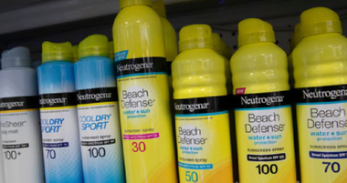 Johnson&Johnson retrage de la vânzare cinci produse de protecţie solară Neutrogena şi Aveeno, în urma descoperirii în ele a benzenului, o substanţă chimică care poate cauza cancer
