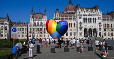 Uniunea Europeană lansează proceduri de infringement împotriva Ungariei şi Poloniei cu privire la încălcarea drepturilor lesbienelor, gay-ilor, bisexualilor şi transsexualilor