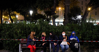 Justiţia spaniolă autorizează reimpunerea unei interdicţii de circulaţie pe timpul nopţii la Barcelona începând din acest weekend, timp de cel puţin o săptămână; zeci de localităţi, vizate, în urma unei ”explozii” a îmbolnăvirilor de covid-19
