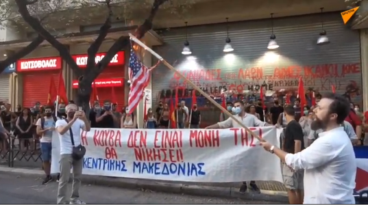 Demonstraţie a comuniştilor la Consulatul SUA din Salonic în sprijinul Cubei. Steagul american a fost ars - VIDEO