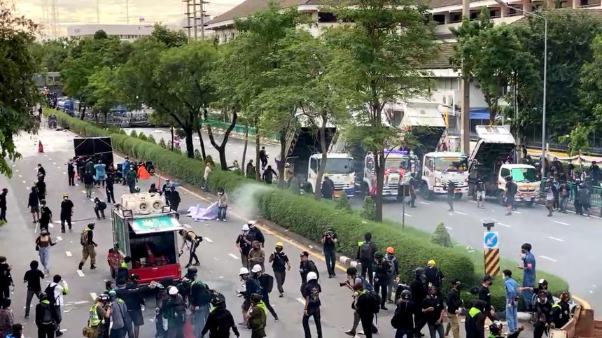 Noi proteste la Bangkok, în ciuda restricţiilor: poliţia a folosit gaze lacrimogene, gloanţe de cauciuc şi tunuri cu apă împotriva manifestanţilor