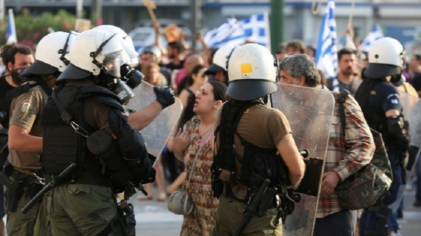 Ciocniri între poliţişti şi protestatari la Atena, la o manifestaţie împotriva vaccinării. Forţele de ordine au folosit gaze lacrimogene şi tunuri cu apă