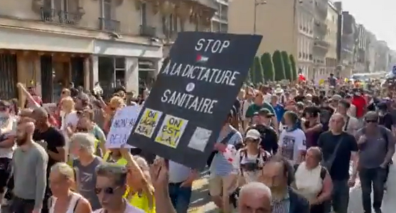 Sute de oameni au protestat la Paris faţă de introducerea “permisului de sănătate” - VIDEO
