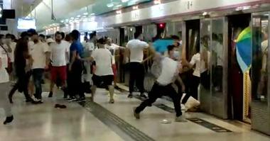 Hong Kong - Şapte bărbaţi, condamnaţi la închisoare pentru rolul lor într-un atac asupra demonstranţilor pro-democraţie şi reporterilor în 2019