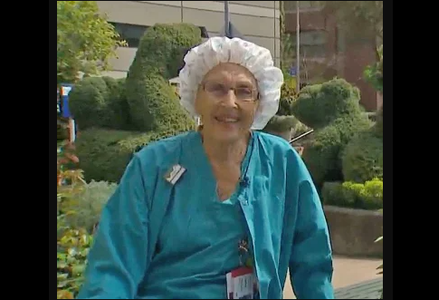 O femeie considerată cea mai vârstnică asistentă medicală în SUA s-a retras din activitate la vârsta de 96 de ani