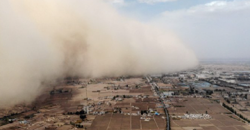 O furtună impresionantă de nisip ”înghite” în cinci-şase minute oraşul chinez Dunhuang, situat pe fostul Drum al Mătăsii, în apropiere de deşertul Gobi