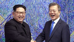 Kim Jong un discută la telefon cu Moon Jae-in, după restabilirea comunicaţiilor, întrerupte în urmă cu mai bine de un an, şi în urma unui schimb de scrisori