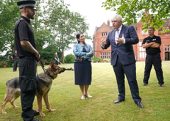 Boris Johnson îndeamnă la prudenţă, în pofida unei scăderi a numărului cazurilor de covid-19, care-i lasă un pic perplecşi pe cercetători