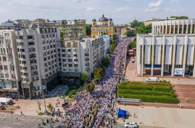 Peste 55.000 de ortodocşi ucraineni defilează la Kiev într-o demonstraţie de forţă a Bisericii Ortodoxe Ucrainene proruse