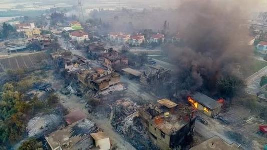 Trei oameni au murit în incendii de pădure din sudul Turciei, Clădiri, printre care şi un hotel din staţiunea Marmaris, evacuate - VIDEO