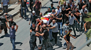 Un palestinian, Shawkat Khalid Awad, în vârstă de 20 de ani, ucis prin împuşcare de militari israelieni în Cisiordania, la funeraliile unui copil de 12 ani ucis de armata israeliană 