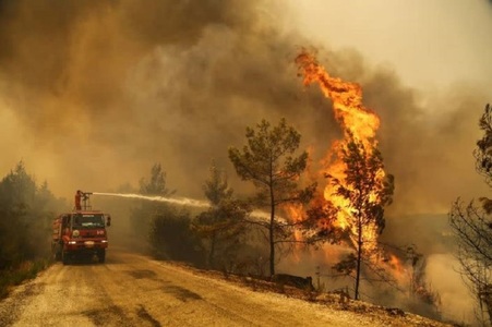 Bilanţul incendiilor care afectează Turcia de trei zile creşte la patru morţi; incendii continuă să facă ravagii în şase provincii inclusiv în provincia turistică Antalya; preşedinţia turcă evocă incendii de origine criminală