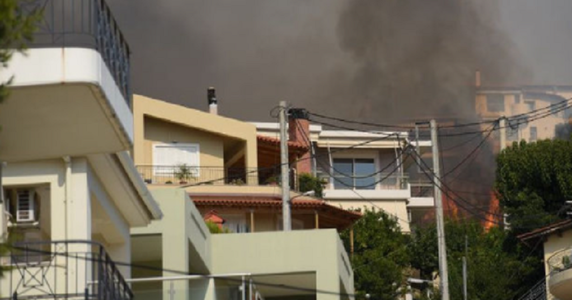 Cinci răniţi şi zece case arse într-un incendiu devastator în Peloponez; cinci sate, inclusiv staţiunea balneară Loggos, evacuate