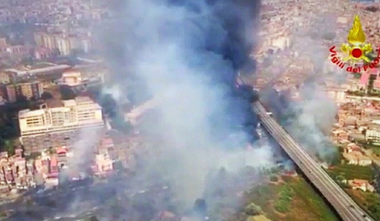 Aproximativ 800 de incendii noi în sudul Italiei în acest weekend; sindicatul agricol Coldiretti acuză piromani; nordul peninsulei, afectat de furtuni violente şi grindină; Coldiretti estimează pagube în valoare de zeci de milioane de euro
