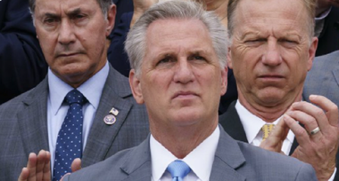 Liderul republicanilor în Camera Reprezentanţilor Kevin McCarthy, îndemnat să ceară scuze sau să demisioneze după ce spune în glumă că vrea să o agreseze fizic pe Nancy Pelosi