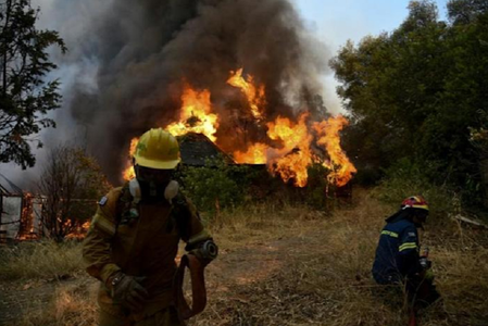 Pompieri luptă în continuare împotriva a două incendii importante în Grecia, în Peloponez şi pe Insula Rodos