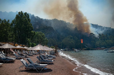 O centrală termică ameninţată de flăcări la Milas, în sudul Turciei; evacuările continuă; Erogan, criticat pe reţele de socializare, după ce a aruncat plicuri cu ceai locuitorilor într-o vizită la Marmaris; poliţia trimite tunuri cu apă să lupte împoriva flăcărilor