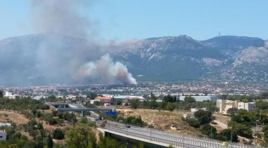 Nou incendiu, în apropiere de Atena, la poalele muntelui Parnita; principala autostradă care leagă sudul şi nordul ţării, parţial închisă