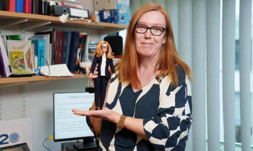 Mattel creează o păpuşă Barbie cu efigia lui Sarah Gilbert, una dintre co-creatorii vaccinului anticovid Oxford-AstraZeneca